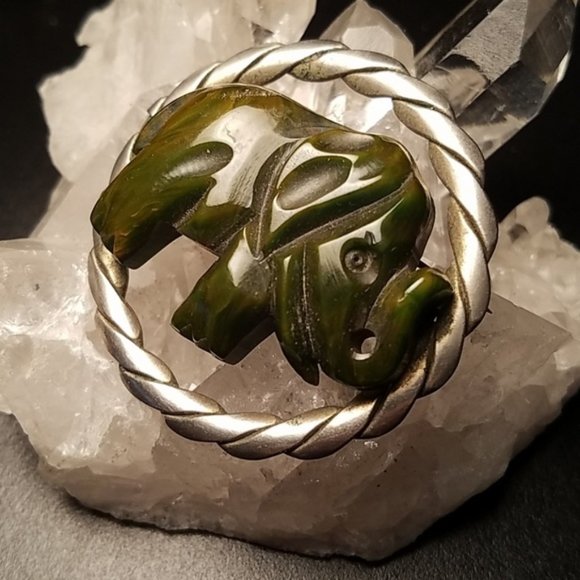 Vintage Carved Marbled Green Bakelite Elephant Brooch - Picture 3 of 4